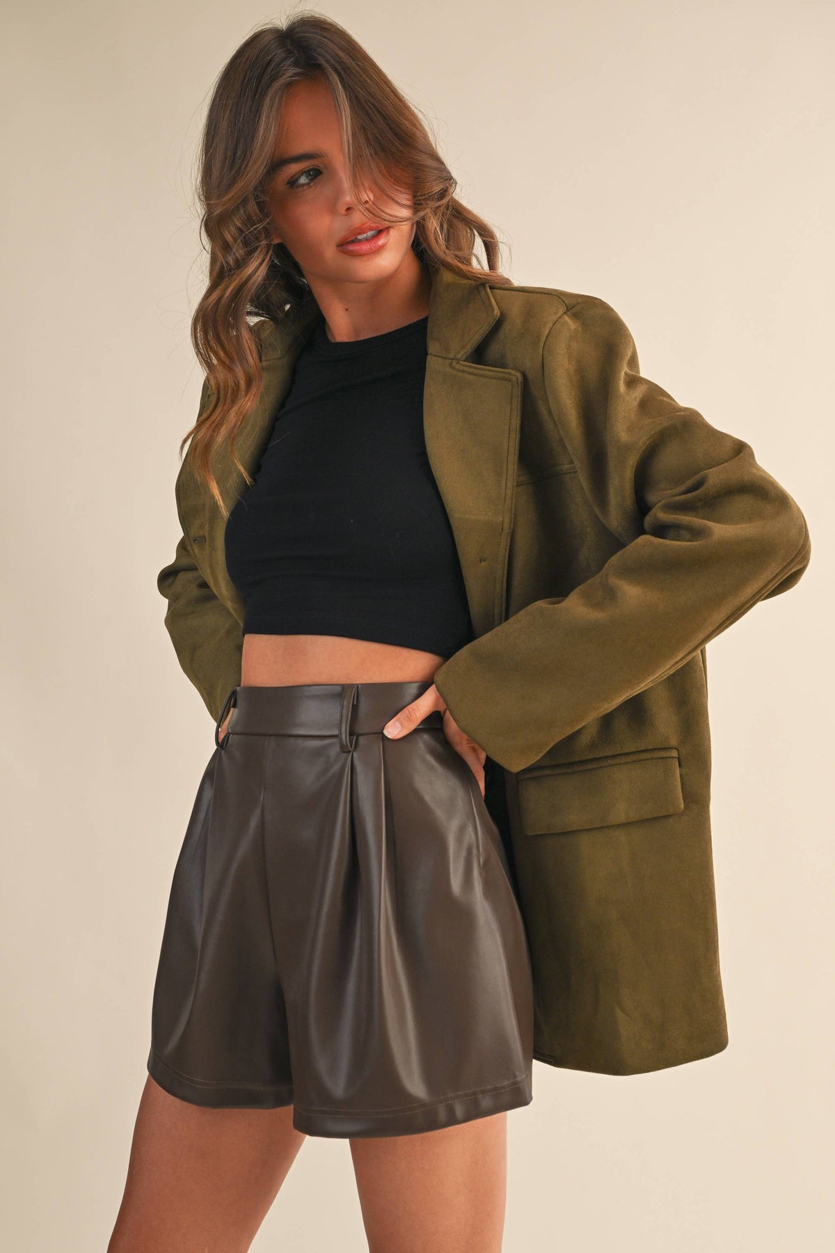 BROWN LEATHER PLEATED SHORTS